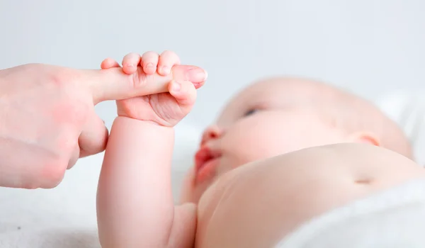 Ebeveyn sevgi kavramı. Bebek el parmak anne tutarak — Stok fotoğraf