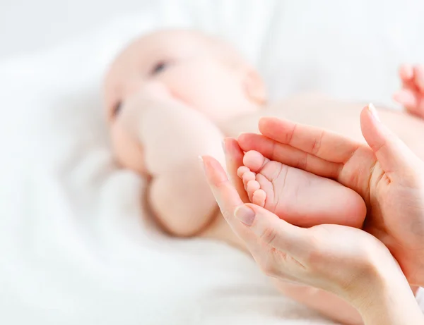 Pies recién nacido bebé en brazos él madre — Foto de Stock