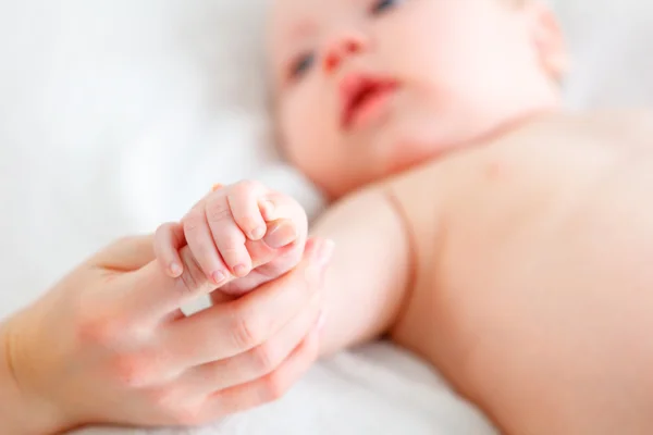 Ebeveyn sevgi kavramı. Bebek el parmak anne tutarak — Stok fotoğraf