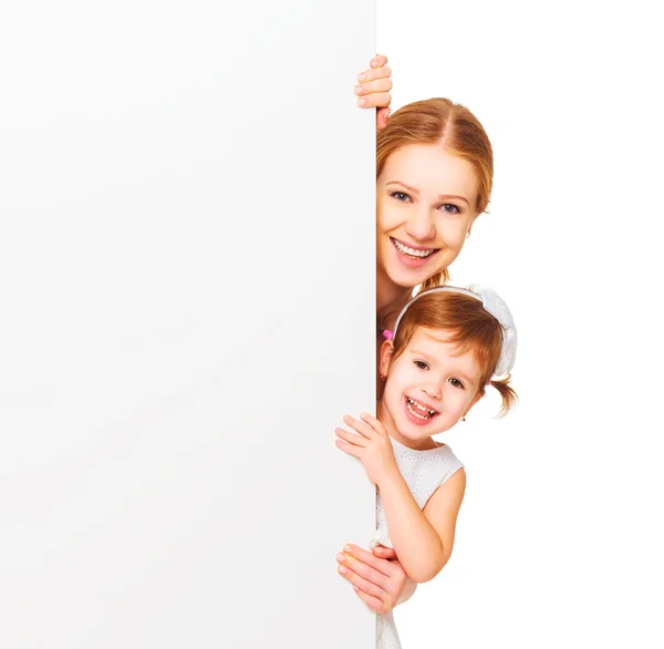 Gelukkig familie moeder kind dochter met lege witte poster — Stockfoto