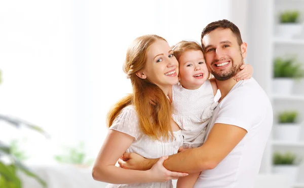 Heureux famille mère, père, enfant à la maison — Photo