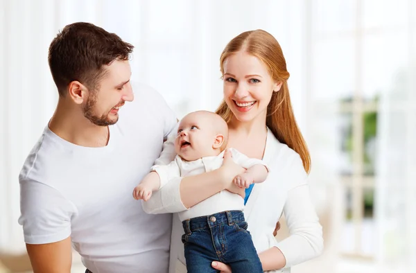 Feliz familia madre, padre e hijo, bebé en casa —  Fotos de Stock