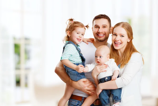 Família feliz mãe, pai e filhos em casa — Fotografia de Stock