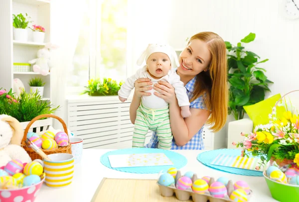 Feliz familia celebrando Pascua madre y bebé en casa —  Fotos de Stock