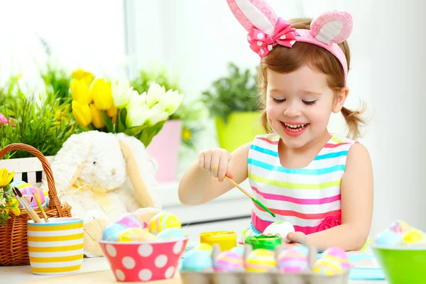 Niña feliz pinta huevos para Pascua — Foto de Stock