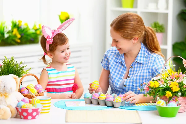 Feliz familia celebrando la Pascua. madre e hija en casa — Foto de Stock