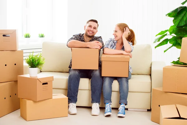 Μετακίνηση σε ένα νέο διαμέρισμα. Ευτυχισμένο ζευγάρι οικογένειας και κουτί από χαρτόνι — Φωτογραφία Αρχείου