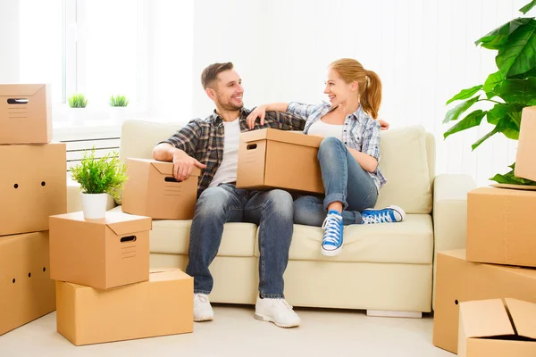 Μετακίνηση σε ένα νέο διαμέρισμα. Ευτυχισμένο ζευγάρι οικογένειας και κουτί από χαρτόνι — Φωτογραφία Αρχείου