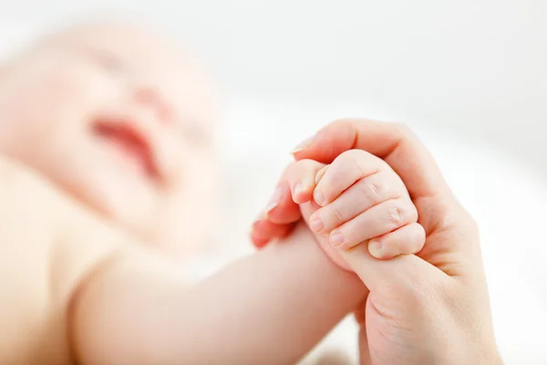 Konzept der elterlichen Liebe. Babyhand hält Finger der Mutter — Stockfoto