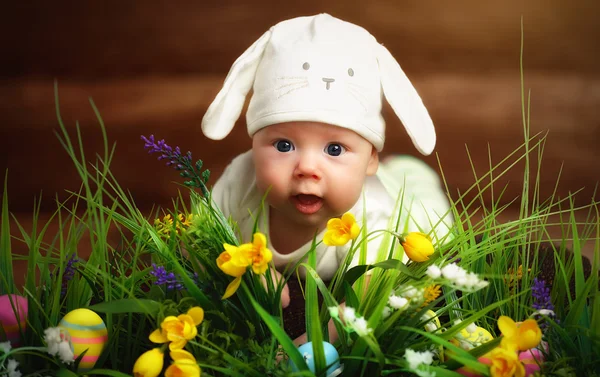 Gelukkig kind baby verkleed als het konijn Pasen op het gras — Stockfoto