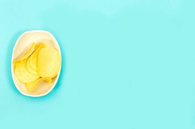 Mavi arka planda izole edilmiş patates cipsi kalıbı