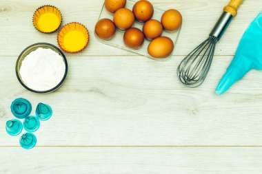 Boşluğu yumurta, un ve kek kalıbı ile kopyala ve ahşap masa üzerinde fotokopi alanı ile