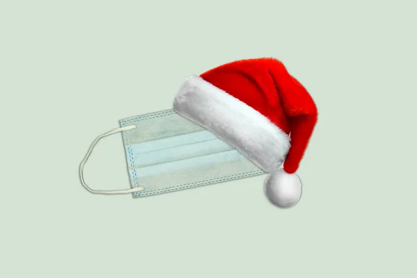 Natale Festivo Con Concetto Coronavirus Maschera Medica Cappello Sfondo Rosso — Foto Stock