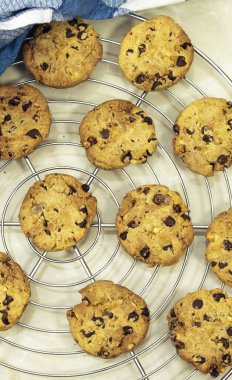 Çikolata parçacıklı kurabiyeler mermer zemin üzerinde peçeteyle ızgarada