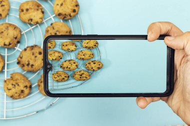 Yakın plan çekimde çikolatalı çerezlerin fotoğrafını çekiyorum. 