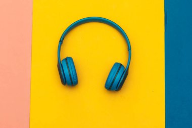 Renkli arkaplanda kablosuz kulaklık ya da kulaklık