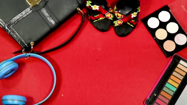 Μαύρη Δερμάτινη Τσάντα Ώμου Μακιγιάζ Και Ακουστικά Τακούνια Παπούτσια Και — Αρχείο Βίντεο