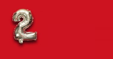 2021 yılını oluşturan balon numaraları, tıbbi maske ve enjeksiyon. Kırmızı arkaplanda covid aşı kavramı