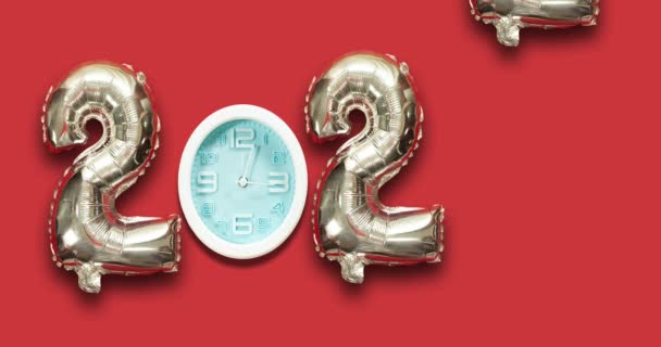 Happy New Year 2022 Balloon Numbers Alarm Clock Showing Twelve — Stock Video