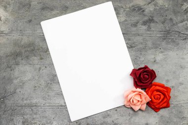 Sahte davetiye, içinde güller olan boş tebrik kartı.