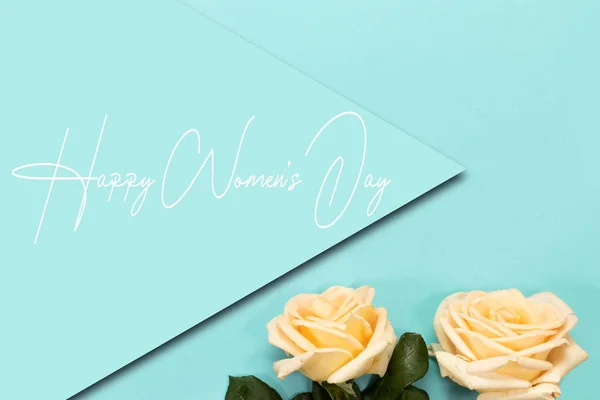 Kwiaty Róży Niebieskim Tle Szczęśliwy Dzień Kobiet Kartka Okolicznościowa — Zdjęcie stockowe