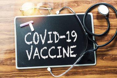 Coronavirus konsepti için olası tedavi, Covid 19 virüsü, karatahta aşı şişesi