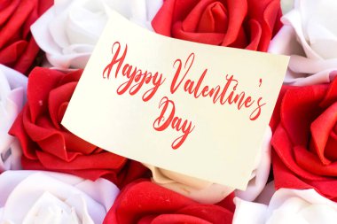 Beyaz ve kırmızı güllerle Sevgililer Günün kutlu olsun.
