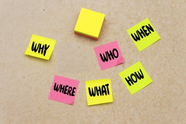 Renkli notlarda beyin fırtınası ya da karar verme