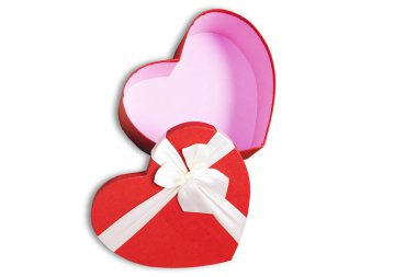 Beyaz arkaplanda izole edilmiş kalp şeklinde bir kutu aç