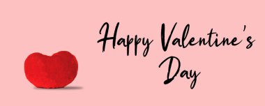 Kalp şeklinde kırmızı pofuduk yumuşak yastık ya da Sevgililer Günü için yastık