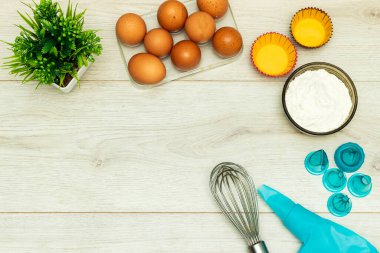 Yumurta, un ve kek dekorasyon araçları ile kopyalama alanı, krema torbası ve ucu veya ahşap masa kırbaç