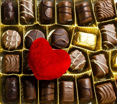 Sevgililer Günü için çeşitli çikolatalar ve kalp pamuğu, aşk konsepti.