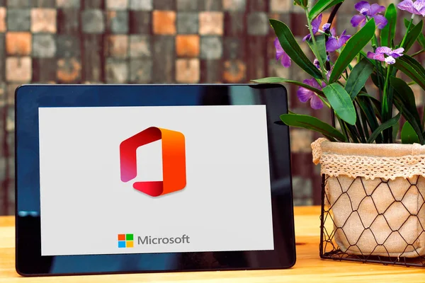 Mascara, Cezayir - 29 Mart 2021: Tablet Ofis kavramı