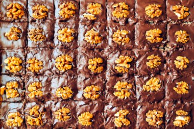 Çikolatalı kek kareleri ceviz arkaplanlı.