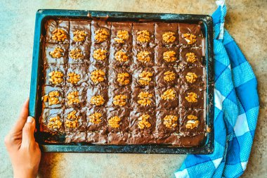 Çikolatalı browni, cevizli kareler. 