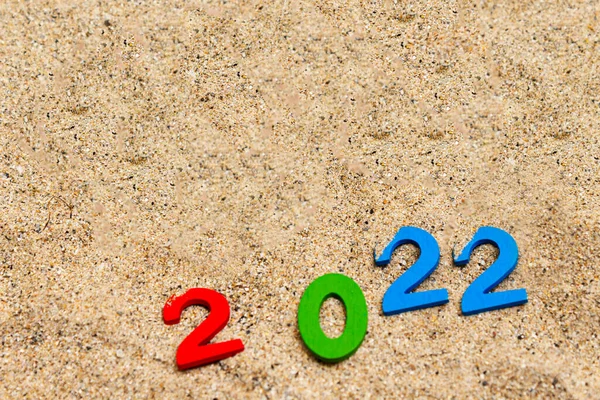 Формирование 2022 Нового Года Красочными Деревянными Номерами Песке — стоковое фото