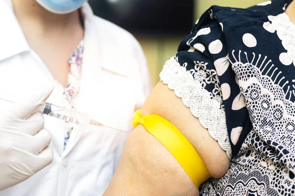 Médico Inyectando Una Mujer Mayor Hospital Enfermera Sosteniendo Jeringa Antes — Foto de Stock