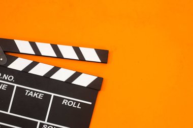 Stüdyoda video sinemanın alkış tahtası. Film yapım alkış tahtası, film tahtası. Aksiyon, tiyatro günü. Kesim, yönetmen, film endüstrisi, Bollywood, Hollywood. Video canlı yayınlanıyor