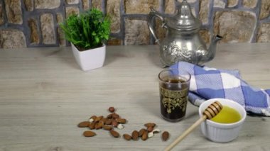 Fas ya da Cezayir kreplerini elinde tutan kadının adı Baghrir. Arapça 'da bal şurubu ve ceviz ve bademle süslenmiş ve masaya koyuyor.