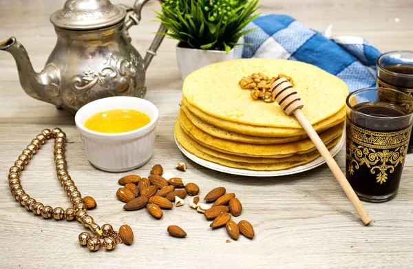 Fas ya da Cezayir kreplerinin adı Arap dilinde ceviz ve bademle süslenmiş bal şurubuyla Baghrir.