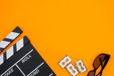 Stüdyoda video sinema ve ses kaseti ve gözlük panosu. Film prodüksiyon alkış tahtası, slate film. Aksiyon, tiyatro günü. cut, yönetmen, film endüstrisi, Bollywood, Hollywood.. 