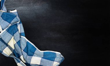 boş karatahta arka planında ekose peçete