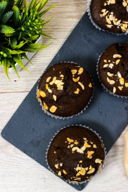 Tahtada ev yapımı çikolatalı fındıklı kek.