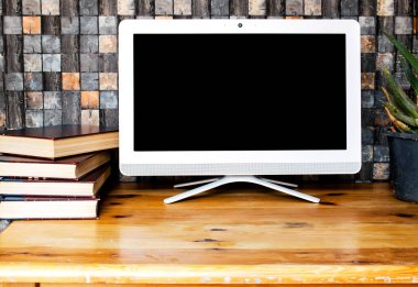 Model bilgisayar ve ofis gereçleri ile şık çalışma alanının ön görüntüsü. Grafik görüntüleme kurgusu, kitaplar ve sulu tencere için boş ekran