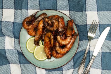 Lezzetli ızgara karides ve limon dilimi.