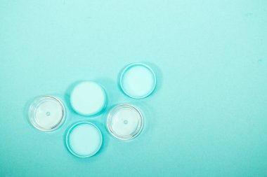 Mavi arka planda plastik temiz krema kutusu