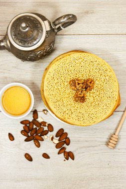 Fas ya da Cezayir kreplerinin adı Arap dilinde ceviz ve bademle süslenmiş bal şurubuyla Baghrir.