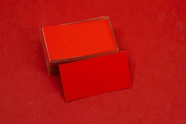 kırmızı arkaplanda kırmızı ziyaret kartları izole edildi