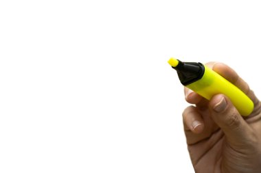 Ofis malzemeleri konsepti. Beyaz arkaplanda izole edilmiş sarı fosforlu kalemleri tutan yakın plan el.