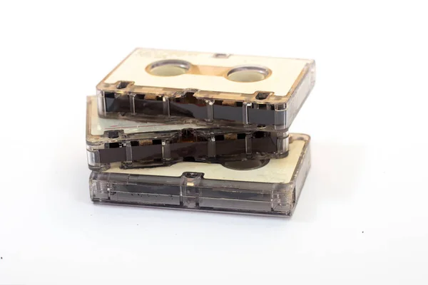三盘白色背景的旧盒式磁带 — 图库照片